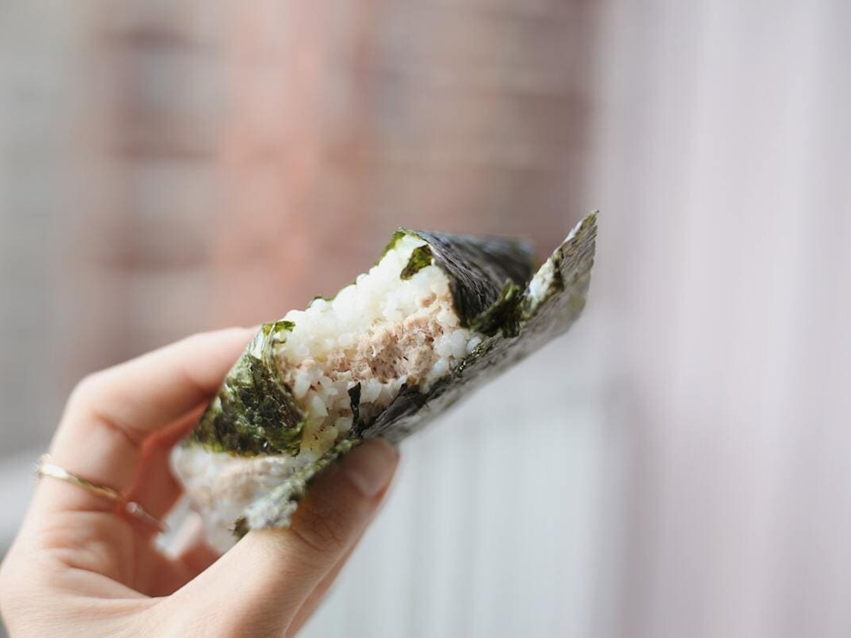 La receta del onigiri de mayonesa de atún