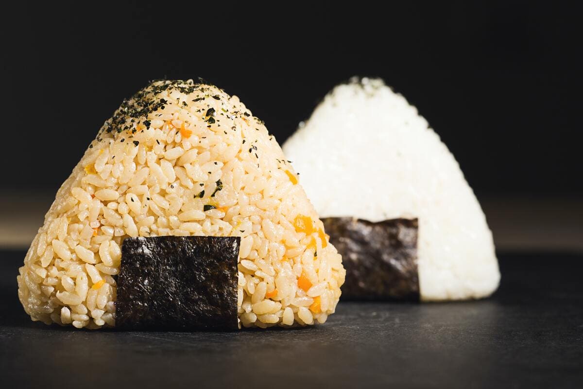 Onigiri: cosa sono e come si preparano le polpette di riso giapponesi